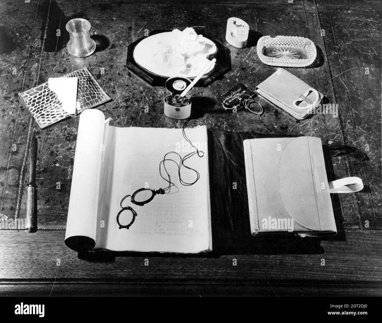 1930 c. , SCHWEDEN : die persönlichen Effekte auf dem Schreibtisch des berühmten schwedischen Chimisten und Erfinders ALFRED NOBEL ( 1833 - 1896 ) . Ingenieur, Erfinder von Dynamit. In seinem letzten Willen nutzte er sein enormes Vermögen, um die Nobelpreise zu vergeben. Unbekannter Fotograf .- foto storiche - foto storica - scienziato - Wissenschaftler - SCIENZIATO - WISSENSCHAFTLER - DINAMITE - DYNAMIT - PREMIO NOBEL - schreiber - Linse - occhiali da vista - pince-nez - calamaio - Tintenfass - tagliacarte - Papiermesser - scrittoio --- Archivio GBB Stockfoto