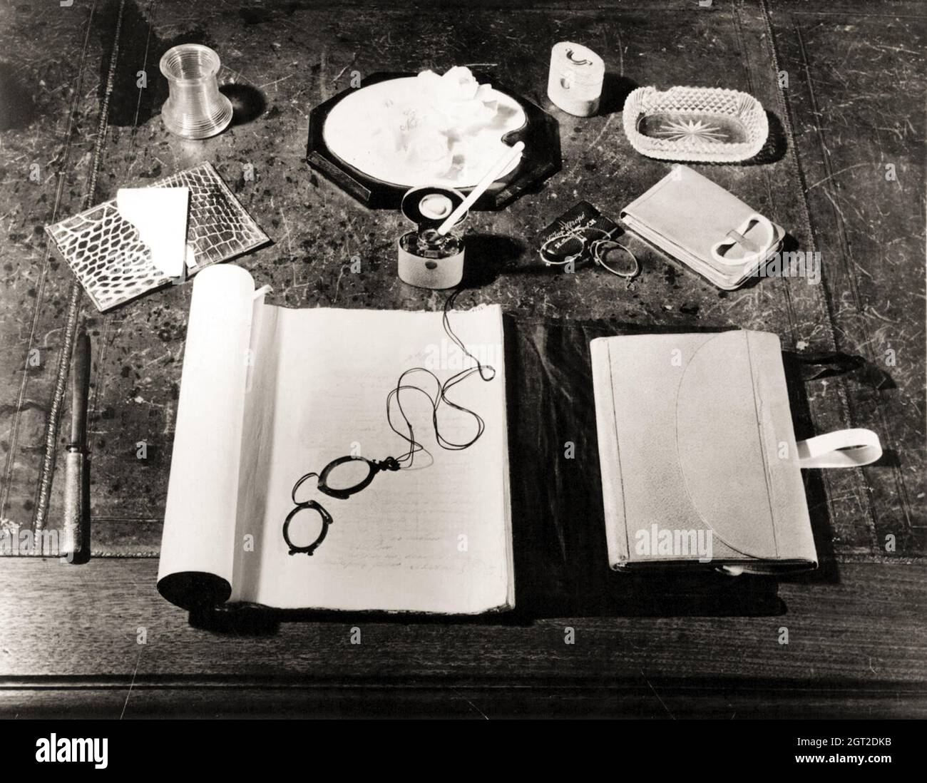 1930 c. , SCHWEDEN : die persönlichen Effekte auf dem Schreibtisch des berühmten schwedischen Chimisten und Erfinders ALFRED NOBEL ( 1833 - 1896 ) . Ingenieur, Erfinder von Dynamit. In seinem letzten Willen nutzte er sein enormes Vermögen, um die Nobelpreise zu vergeben. Unbekannter Fotograf .- foto storiche - foto storica - scienziato - Wissenschaftler - SCIENZIATO - WISSENSCHAFTLER - DINAMITE - DYNAMIT - PREMIO NOBEL - schreiber - Linse - occhiali da vista - pince-nez - calamaio - Tintenfass - tagliacarte - Papiermesser - scrittoio --- Archivio GBB Stockfoto