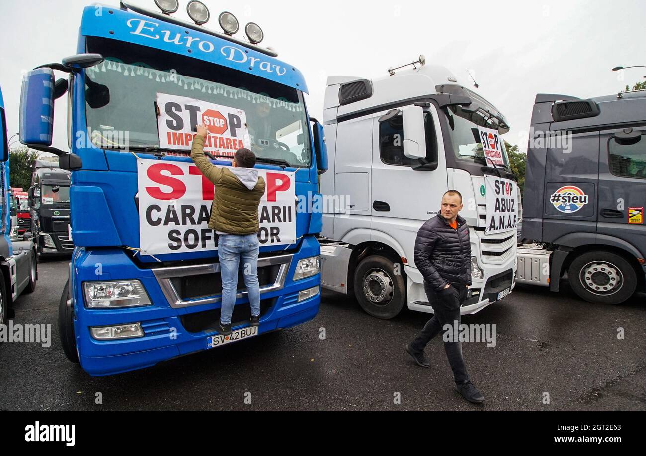 Bukarest, Rumänien - 29. September 2021: Rumänische internationale Lkw-Fahrer protestieren gegen die Erhöhung ihrer Einkommenssteuer und covid-19 quara Stockfoto
