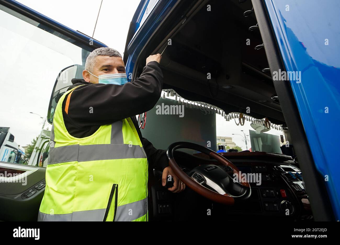 Bukarest, Rumänien - 29. September 2021: Rumänische internationale Lkw-Fahrer protestieren gegen die Erhöhung ihrer Einkommenssteuer und covid-19 quara Stockfoto