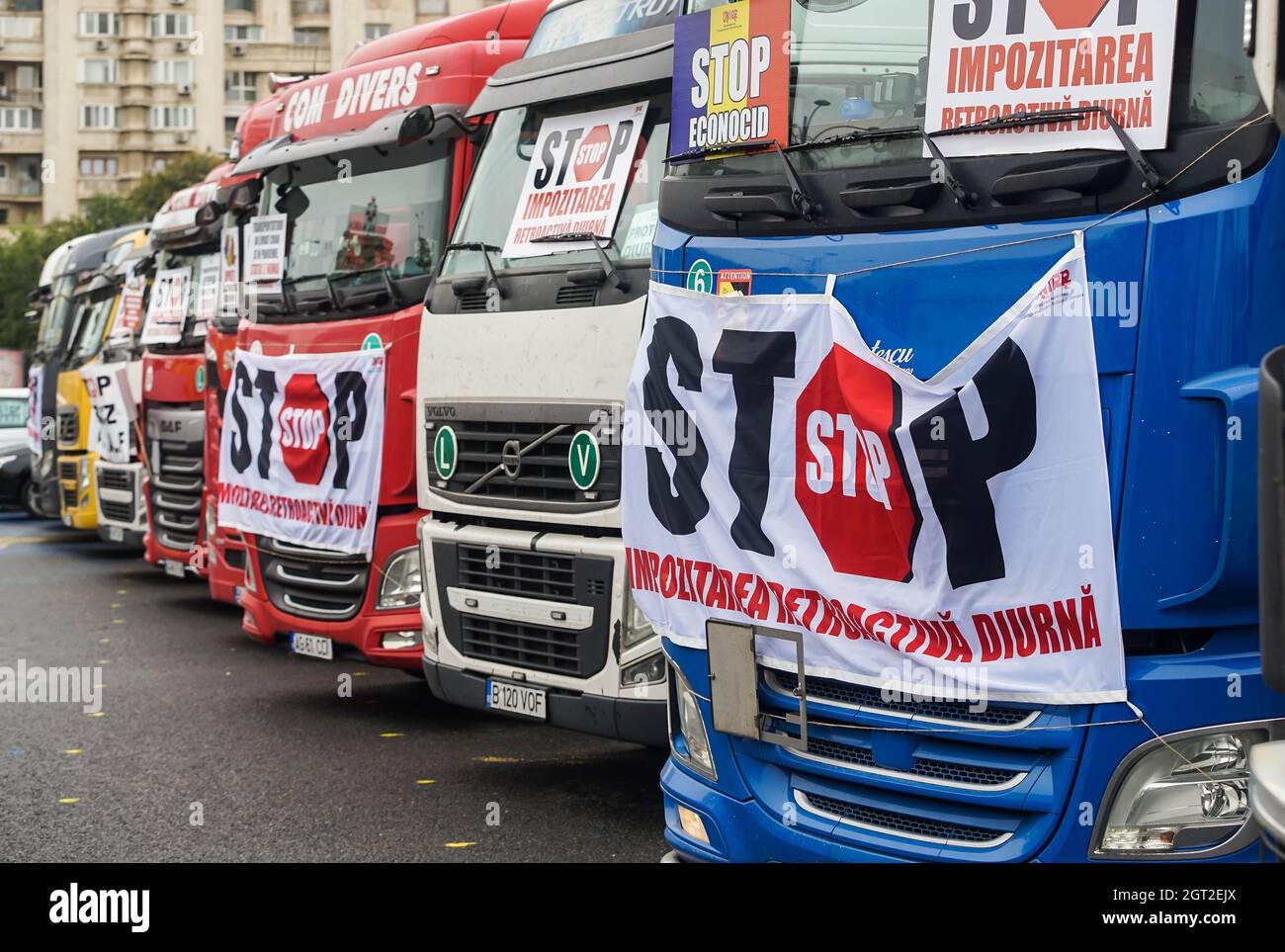 Bukarest, Rumänien - 29. September 2021: Rumänische internationale Lkw-Fahrer protestieren gegen die Erhöhung ihrer Einkommenssteuer und covid-19 quara Stockfoto