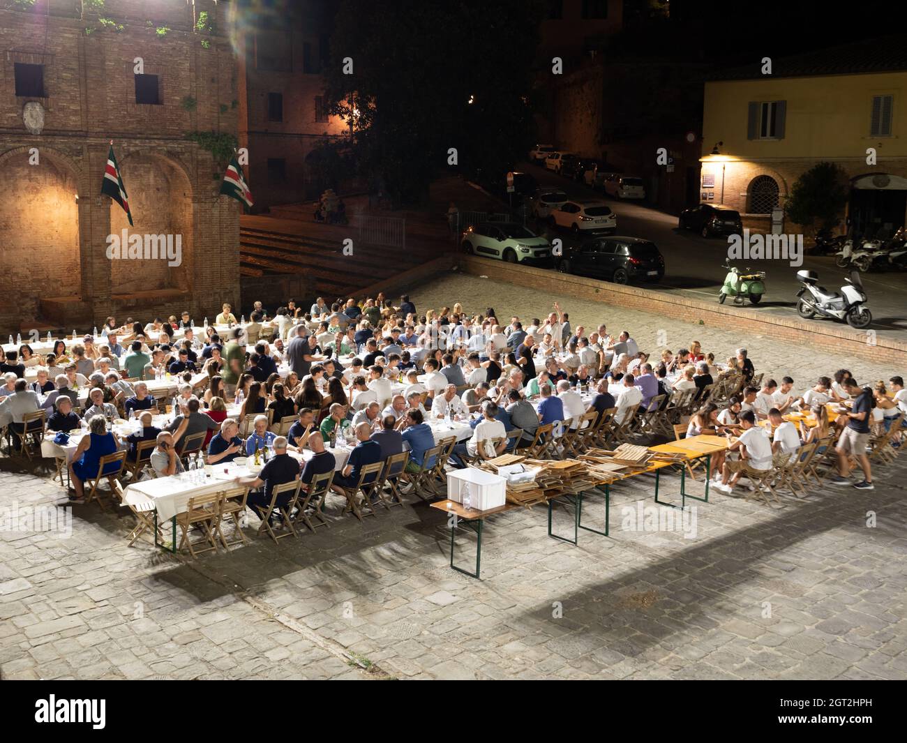 Siena, Toskana, Italien - 14 2021. August: Abendessen im Nobile Contrada dell'Oca oder Goose Contrada. Stockfoto