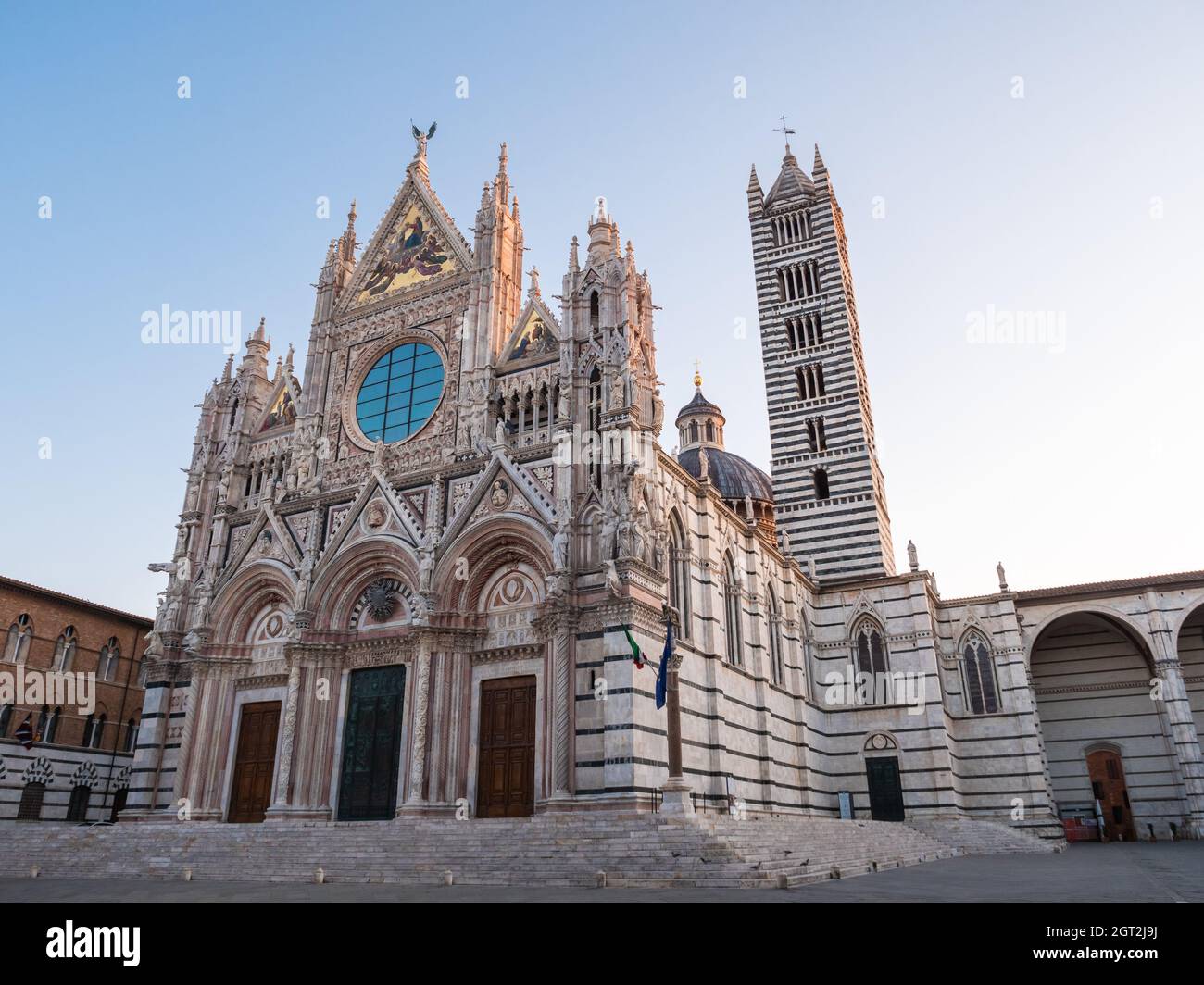 Duomo die Siena Kathedrale Außenansicht oder Cattedrale Metropolitana di Santa Maria Assunta an einem Sommermorgen Stockfoto