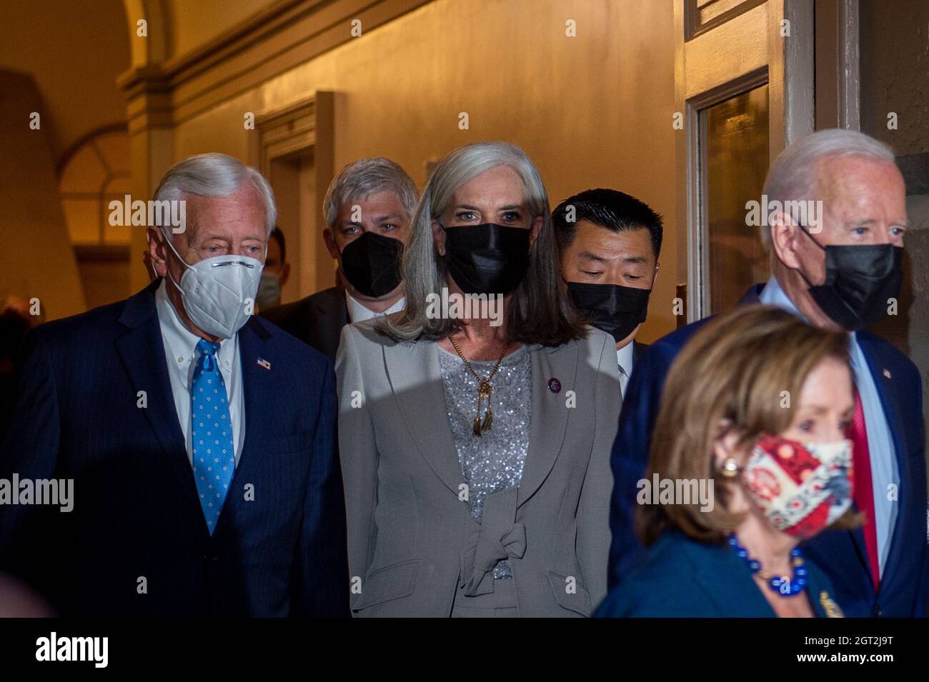 Washington DC, USA. Oktober 2021. Der Vorsitzende des US-Repräsentantenhauses, Steny Hoyer (Demokrat von Maryland), links, und die US-Vertreterin Katherine Clark (Demokratin von Massachusetts), die zweite von links, folgen hinter dem US-Präsidenten Joe Biden, rechts, Und die Sprecherin des Repräsentantenhauses der Vereinigten Staaten, Nancy Pelosi (Demokratin von Kalifornien), zweite von rechts, als sie am Freitag, den 1. Oktober 2021, im US-Kapitol in Washington, DC, zu Gesprächen über das Infrastrukturgesetz eintreffen. Quelle: Rod Lamkey/CNP /MediaPunch Quelle: MediaPunch Inc/Alamy Live News Stockfoto