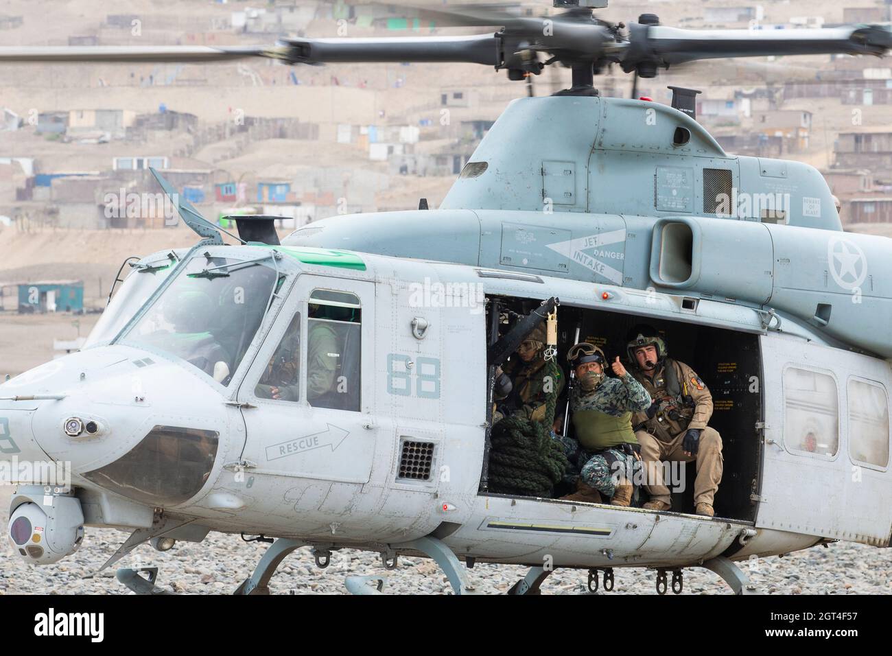 Ein mexikanischer Marine zeigt während einer Schnellseilausbildung auf der peruanischen Marine Corps Base Ancon, Peru, am 26. September 2021 während der Übung UNITAS LXII einen Daumen nach oben in einem UH-1Y Venom Hubschrauber. USA, Brasilien, Chile, Kolumbien, Mexiko, Und die peruanischen Marineinfanteristen und Mitglieder der jamaikanischen Verteidigungskräfte absolvierten eine Reihe von Schulungsveranstaltungen, um Vertrauen aufzubauen, das Vertrauen zu stärken und die Interoperabilität zu stärken, um uns besser auf eine kombinierte, multinationale Reaktion auf entstehende Krisen oder Naturkatastrophen vorzubereiten. UNITAS ist die weltweit am längsten laufende jährliche multinationale maritime Übung, die f Stockfoto