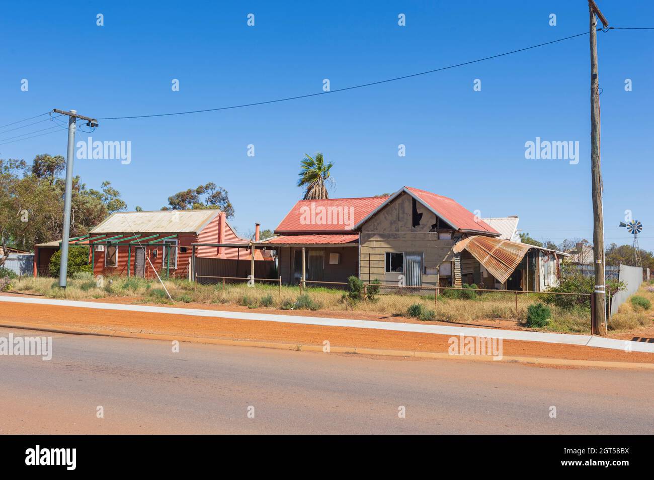 Reihe von verwelkenden Cottages aus der Zeit des Goldbergbaus, Mount Magnet, Western Australia, Australien Stockfoto