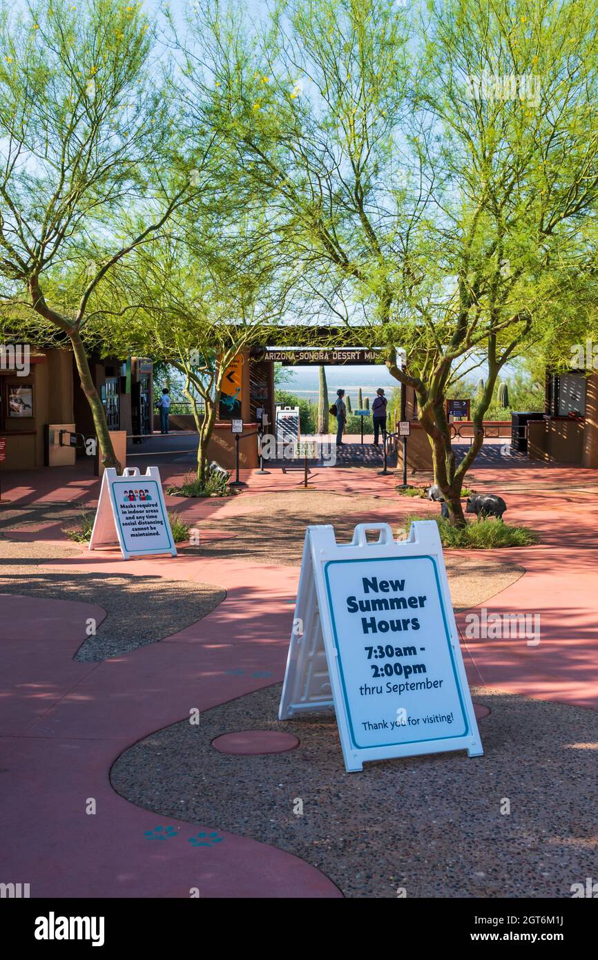 Schild für die neuen Sommerstunden vor dem Arizona-Sonora Desert Museum Stockfoto