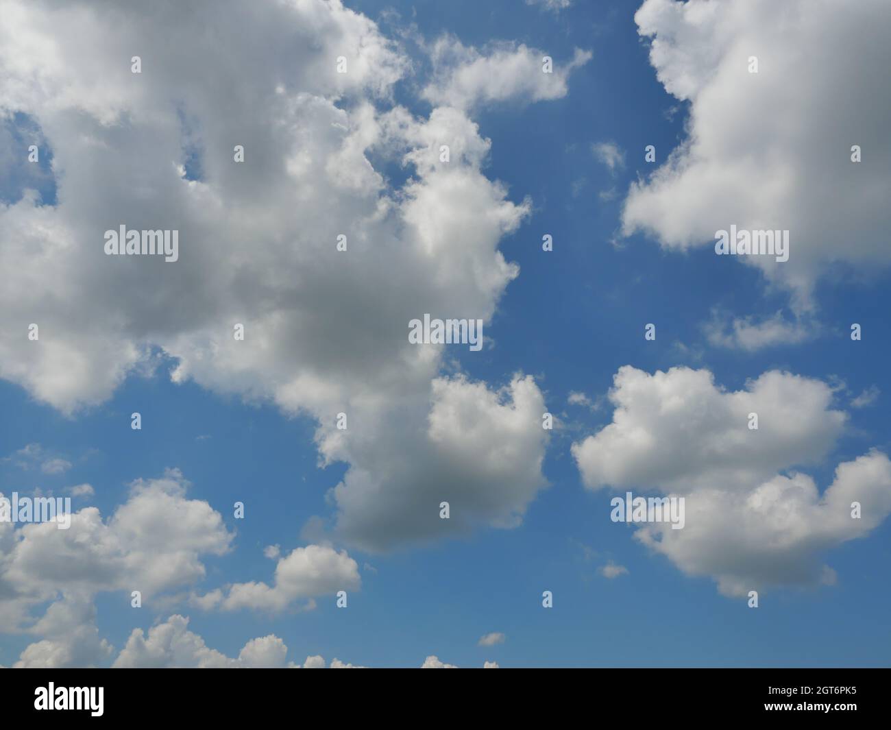 Cumulus Wolke auf schönen blauen Himmel im Tageslicht, Fluffy Wolken Formationen in tropischen Zone Stockfoto