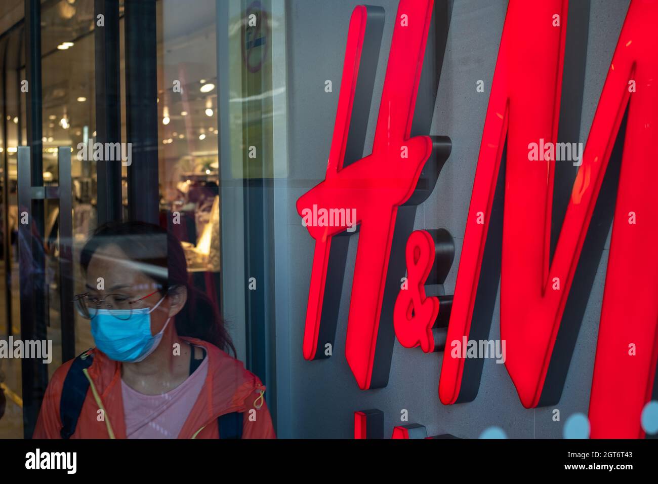 Eine chinesische Dame verlässt ein H&M-Geschäft in Peking, China. 02-Okt-2021 Stockfoto