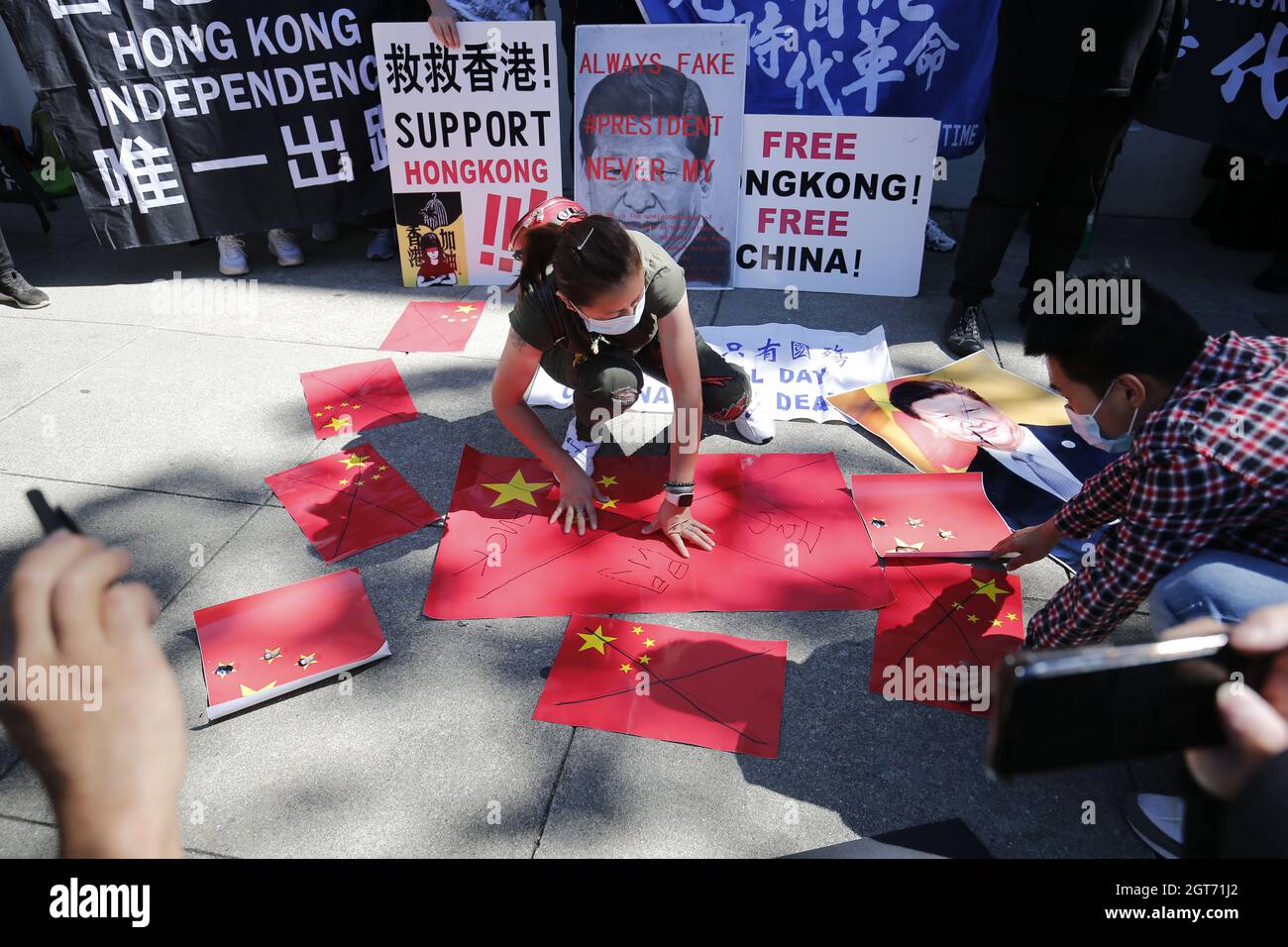 San Francisco, Usa. Oktober 2021. Während des Protestes stellten die Demonstranten Karten zusammen, um die Flagge Chinas zu machen."Chinese Democratic Education Foundation" veranstaltete einen Protest vor dem Generalkonsulat der Volksrepublik China in San Francisco, in dem sie die Medien aufforderten, sich auf die pro-demokratischen Aktivisten in China und Hongkong nach den Führern von A zu konzentrieren die pro-Demokratie-Studentengruppe „StudententInnenpolitik“ wurde heute durch das nationale Sicherheitsgesetz verhaftet. (Foto von Michael Ho Wai Lee/SOPA Images/Sipa USA) Quelle: SIPA USA/Alamy Live News Stockfoto