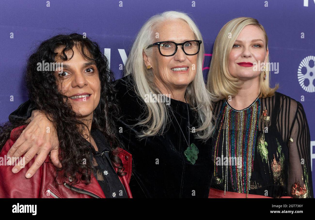 New York, USA. Oktober 2021. Tanya Seghatchian, Jane Campion, Kirsten Dunst bei der Premiere von The Power of the Dog während des 59. New York Film Festivals in der Alice Tully Hall (Foto: Lev Radin/Pacific Press) Quelle: Pacific Press Media Production Corp./Alamy Live News Stockfoto