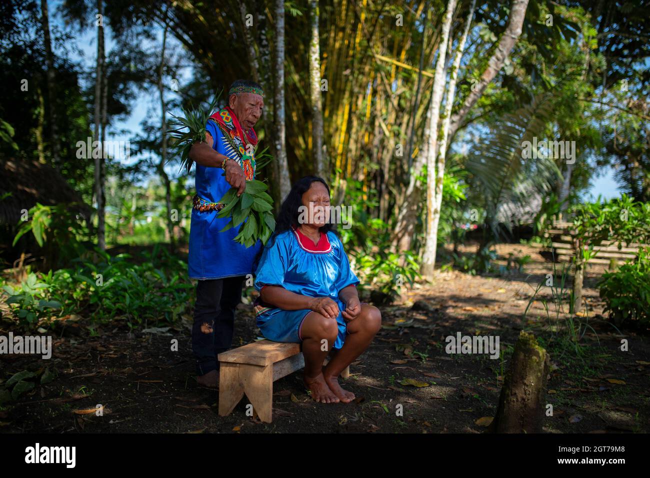 Nueva Loja, Sucumbios / Ecuador - 2. September 2020: Ein alter, indigener Schamane aus Cofan, der ein Heilritual für eine Cofan-Frau in der A DURCHFÜHRT Stockfoto