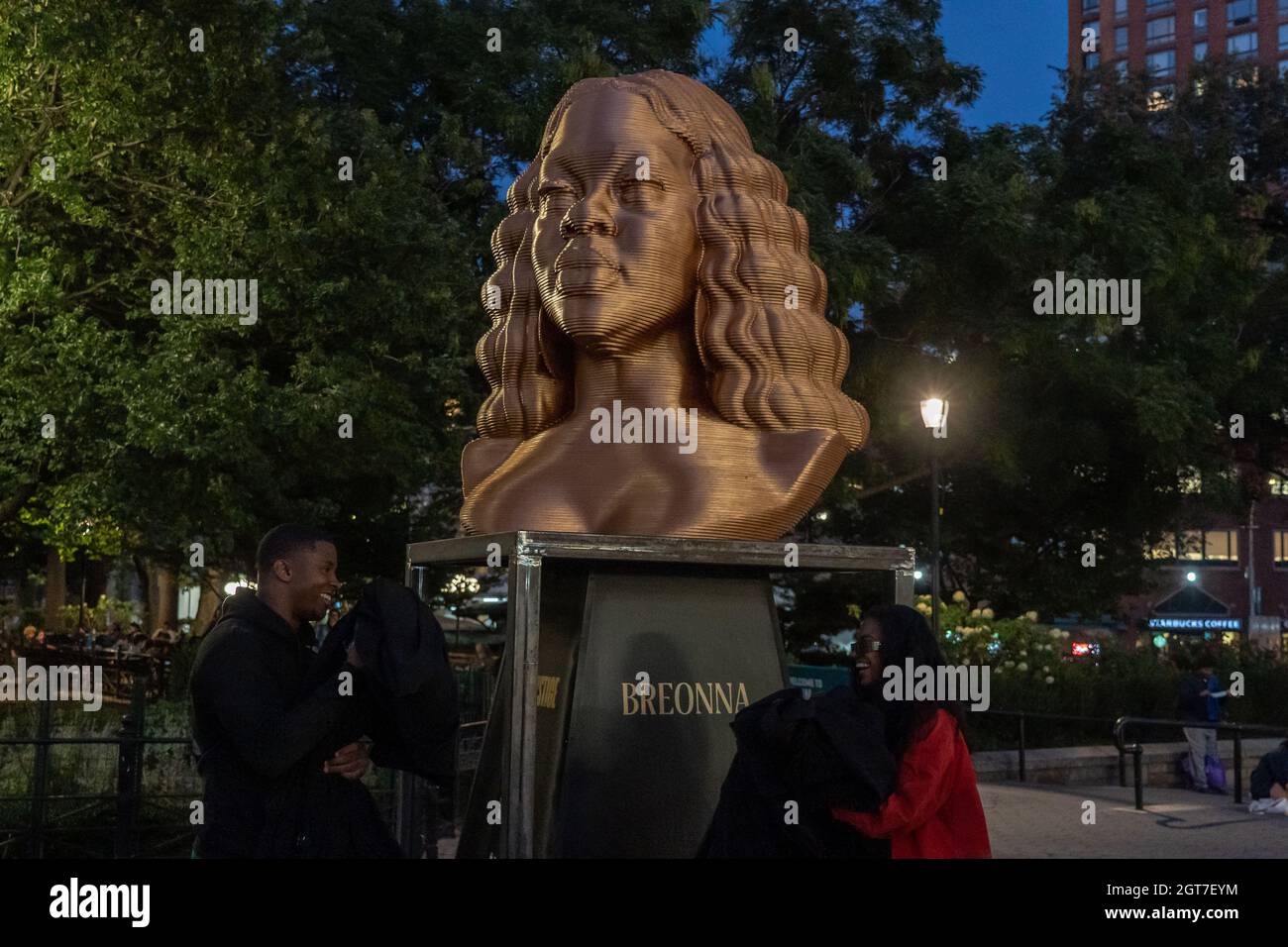 New York, Usa. Oktober 2021. Eine Büste von Breonna Taylor, die bei einer Auftaktveranstaltung auf dem Union Square in New York City zu sehen war.Statuen von George Floyd, John Lewis und Breonna Taylor, die der Künstler Chris Carnabuci für die Ausstellung "Seeinjustice" von Concise Art angefertigt hat, sind auf dem Union Square in New York City zu sehen. (Foto von Ron Adar/SOPA Images/Sipa USA) Quelle: SIPA USA/Alamy Live News Stockfoto