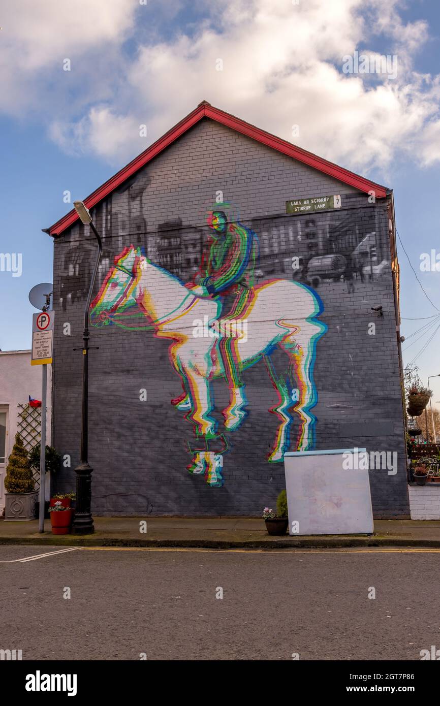 DUBLIN, IRLAND - Mar 17, 2021: Irland, Dublin, A Street Art View, Horseboy by Subset auf der Stirrup Lane unter dem wolkigen Himmel Stockfoto