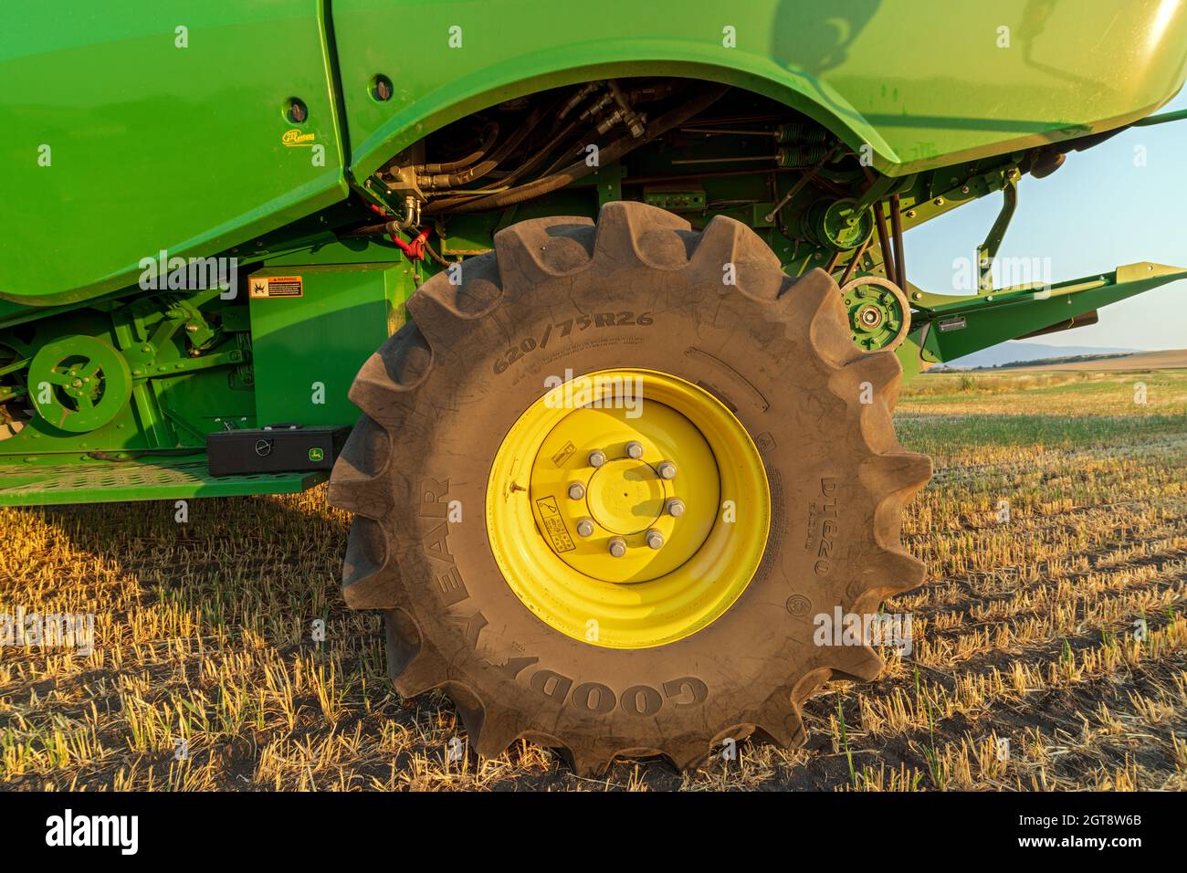 Der Hinterreifen eines John Deere S680 Mähdreschers in einem Weizenfeld in Idaho, USA Stockfoto