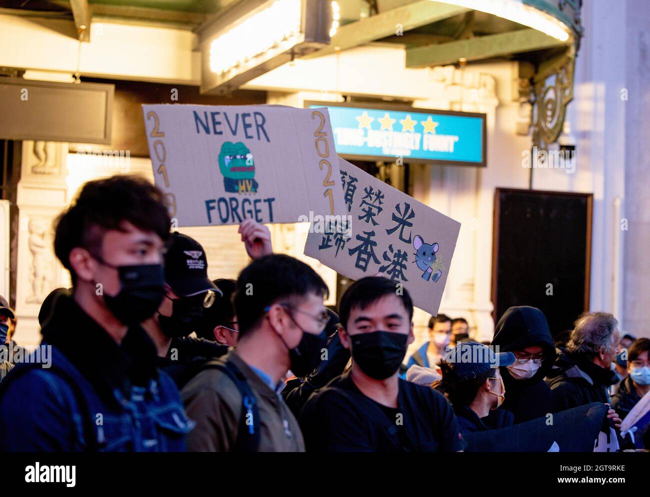Während des Protestes sahen die Demonstranten Plakate mit der Aufschrift „nie vergessen“ und dem Titel „May Glory Be to Hong Kong“ halten. Hongkongers, Tibeter und Uiguren hielten eine gemeinsame Kundgebung und einen marsch in London ab, um gegen die Feier des Nationaltages der Volksrepublik China zu protestieren. Die Kundgebung begann am Piccadilly Circus und rief die Öffentlichkeit dazu auf, sich der Petition zum Boykott der Olympischen Winterspiele anzuschließen, die nächstes Jahr in Peking stattfinden wird. Die Menge marschierte später zur chinesischen Botschaft, wo die Demonstranten das Bild von Carrie Lam und Xi Jinping vor der Botschaft verbrannten. Stockfoto