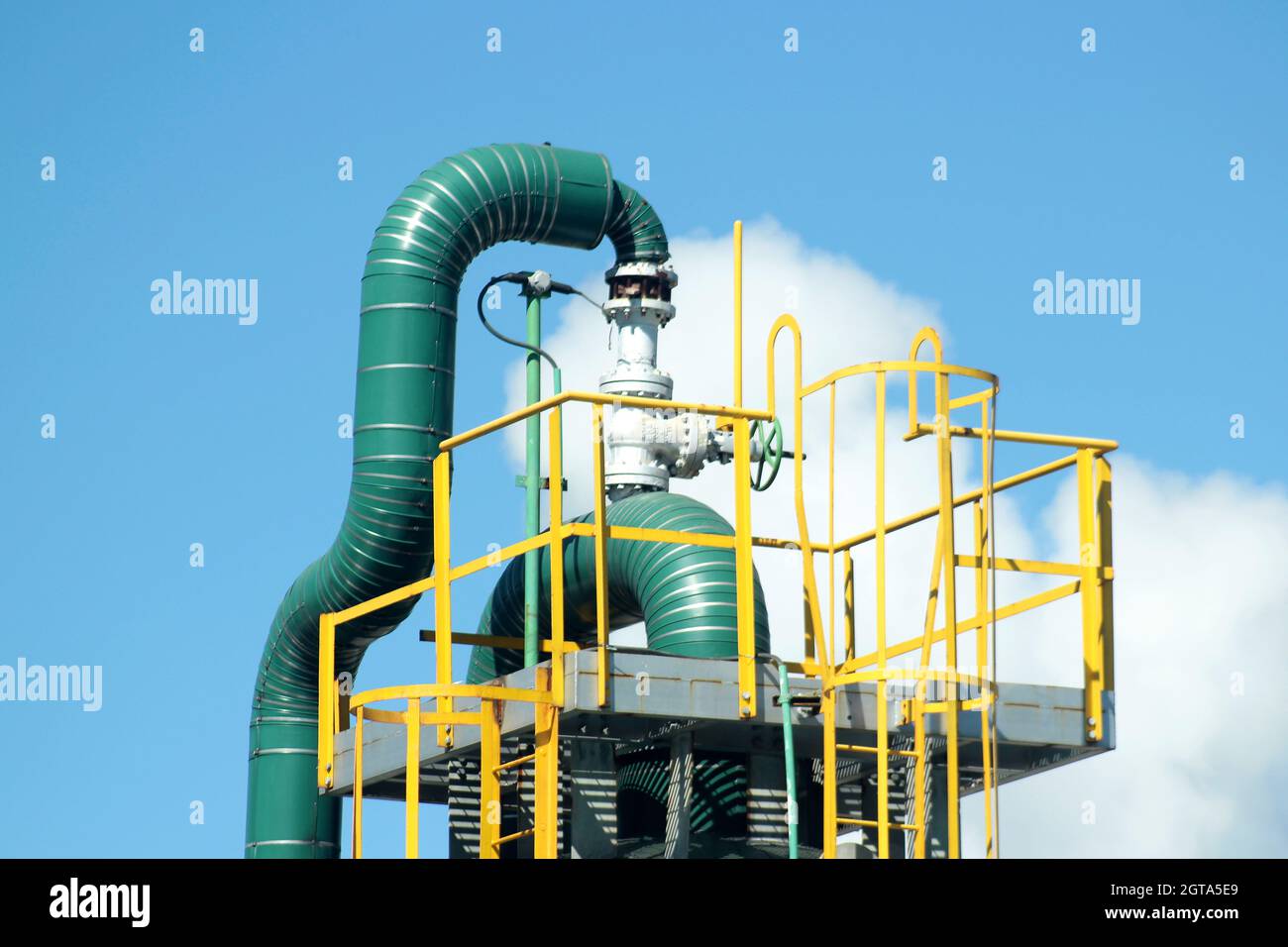 Geothermie-Kraftwerk in der Nähe von Dieng, Zentral-Java, Indonesien. Stockfoto