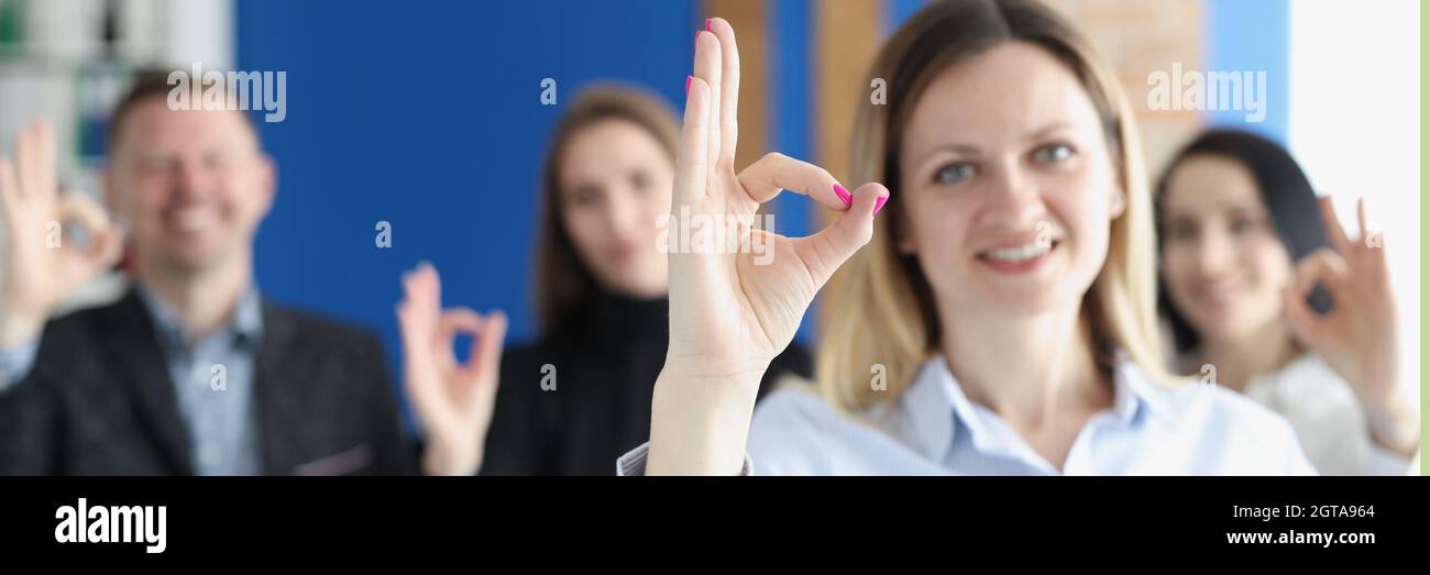 Das Business People Team zeigt im Büro eine gute Geste Stockfoto