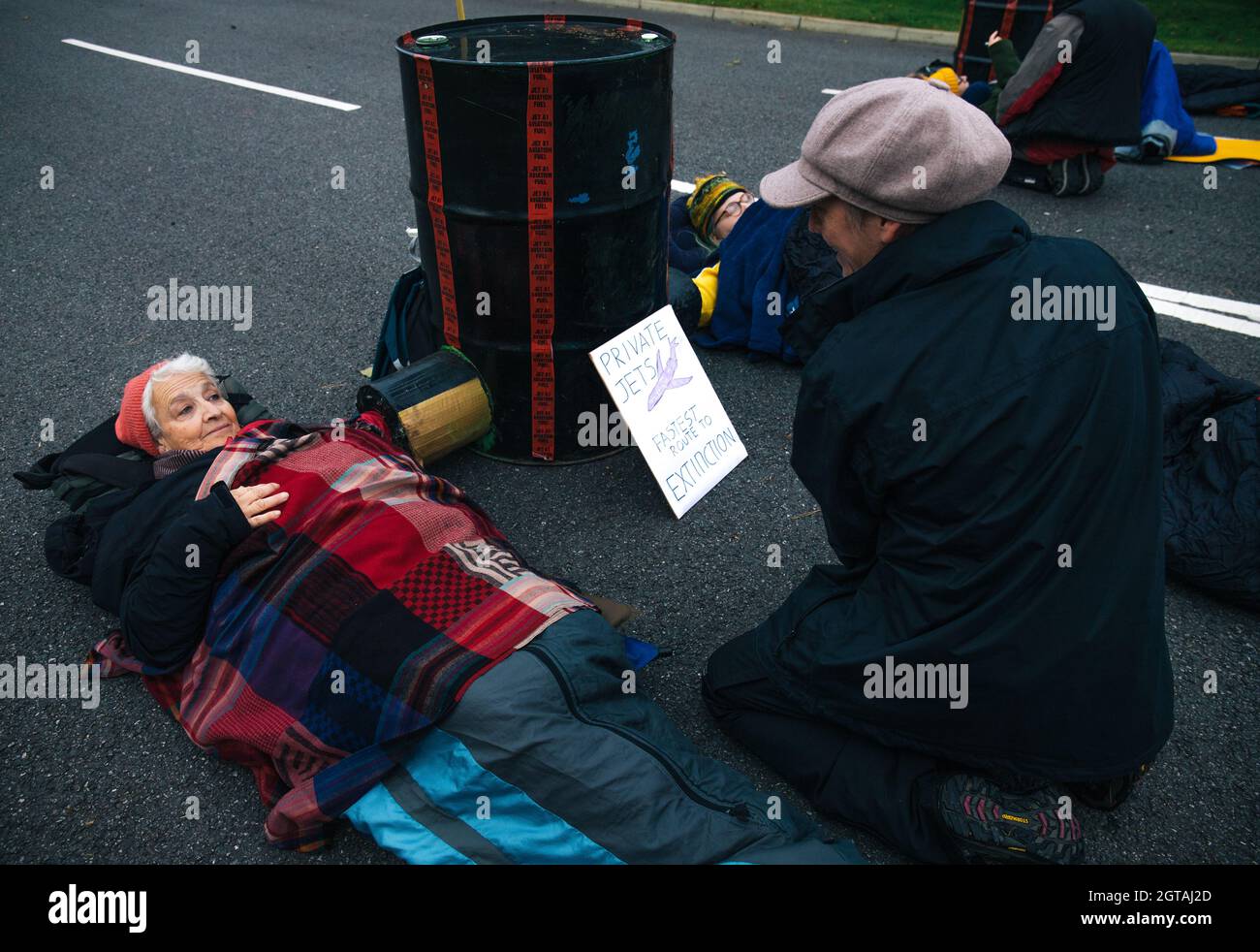 Farnborough, Großbritannien. 2. Oktober 2021 Extinction Rebellion blockiert den größten privaten Flughafen Großbritanniens. Farnborough ist Europas führende Privatjet-Anlage. Diese Aktion fordert die Superreichen auf, Privatflüge zu stoppen, die hohe CO2-Emissionen verursachen und erheblich zur globalen Erwärmung beitragen. Kredit: Denise Laura Baker/Alamy Live Nachrichten Stockfoto