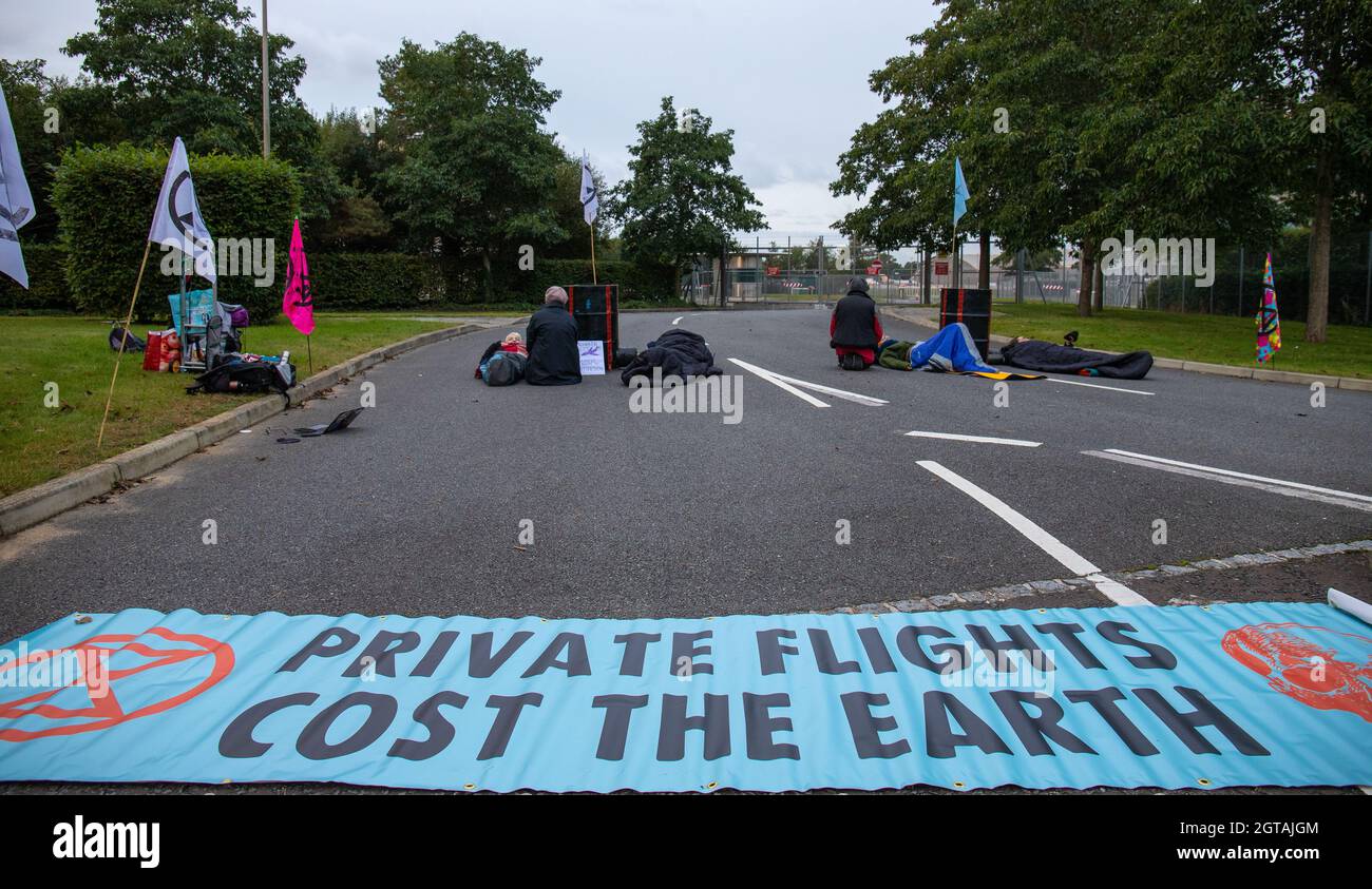 Farnborough, Großbritannien. 2. Oktober 2021 Extinction Rebellion blockiert den größten privaten Flughafen Großbritanniens. Farnborough ist Europas führende Privatjet-Anlage. Diese Aktion fordert die Superreichen auf, Privatflüge zu stoppen, die hohe CO2-Emissionen verursachen und erheblich zur globalen Erwärmung beitragen. Kredit: Denise Laura Baker/Alamy Live Nachrichten Stockfoto