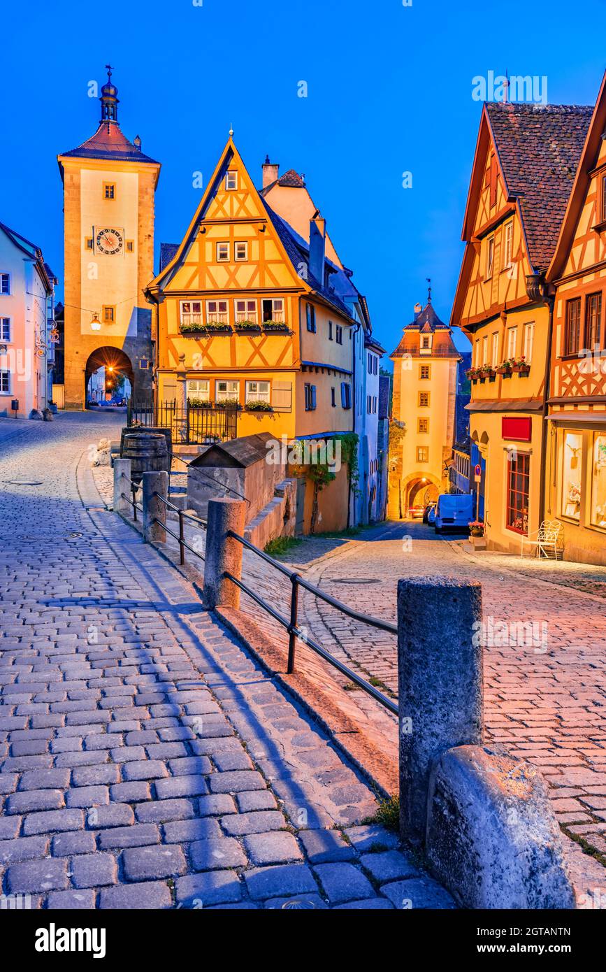 Rothenburg ob der Tauber, Deutschland. Schöne Reiseansicht von Plonlein mit Sieberturm und Kobolzeller Tor, berühmte historische Stadt in Bayern, Deutschland. Stockfoto