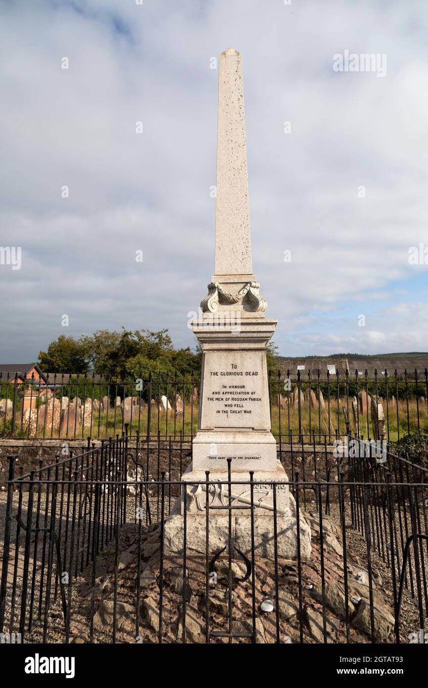War Memorial in Ecclefechan, Schottland. Der Obelisk erinnert an die Männer der Gemeinde Hoddom, die während des Großen Krieges von 1914 bis 1918 starben. Stockfoto