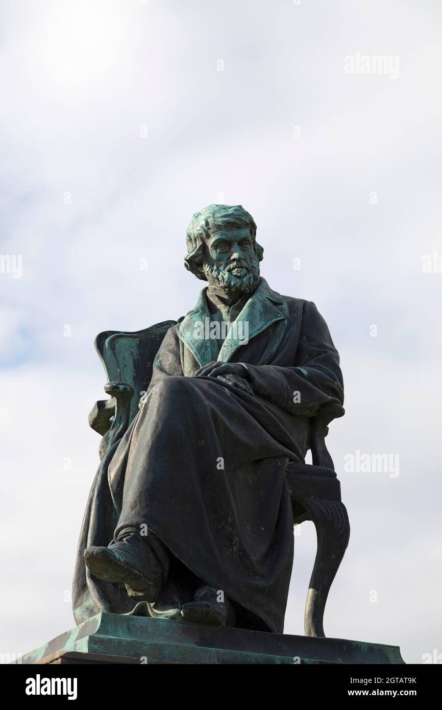 Statue von Thomas Carlyle in Ecclefechan, Schottland. Das Dorf in Dumfries und Galloway war der Geburtsort von Thomas Carlyle. Stockfoto