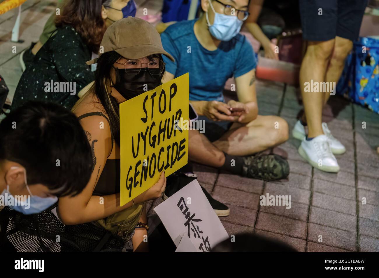 Taipeh, Taiwan. Oktober 2021. Ein Demonstranten sah, wie er am Nationalfeiertag der Volksrepublik China (PRC) in Taipei vor der Legislativkammer ein Schild hielt, das dazu aufrief, den VÖLKERMORD AN DEN UIGUREN zu STOPPEN. Taiwanesische Menschenrechtsorganisationen und Hongkonger Aktivisten veranstalteten in Taipei eine Demonstration, um sich "China zu widersetzen" und zur Einheit und Unterstützung der Menschenrechte zu rufen. (Foto von Walid Berrazeg/SOPA Images/Sipa USA) Quelle: SIPA USA/Alamy Live News Stockfoto