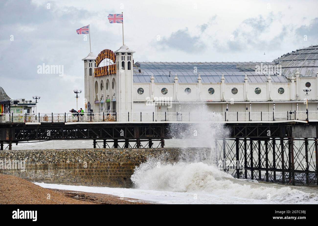 Brighton UK 2. Oktober 2021 - Wellen schlagen am Brighton Palace Pier ein, da heute ein nasses und windiges Wetter über den größten Teil Großbritanniens hinwegfegen wird : Credit Simon Dack / Alamy Live News Stockfoto