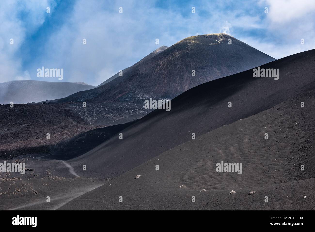 Blick auf den südöstlichen Vulkankrater des Ätna, Sizilien, Italien, dem aktivsten Vulkan Europas Stockfoto