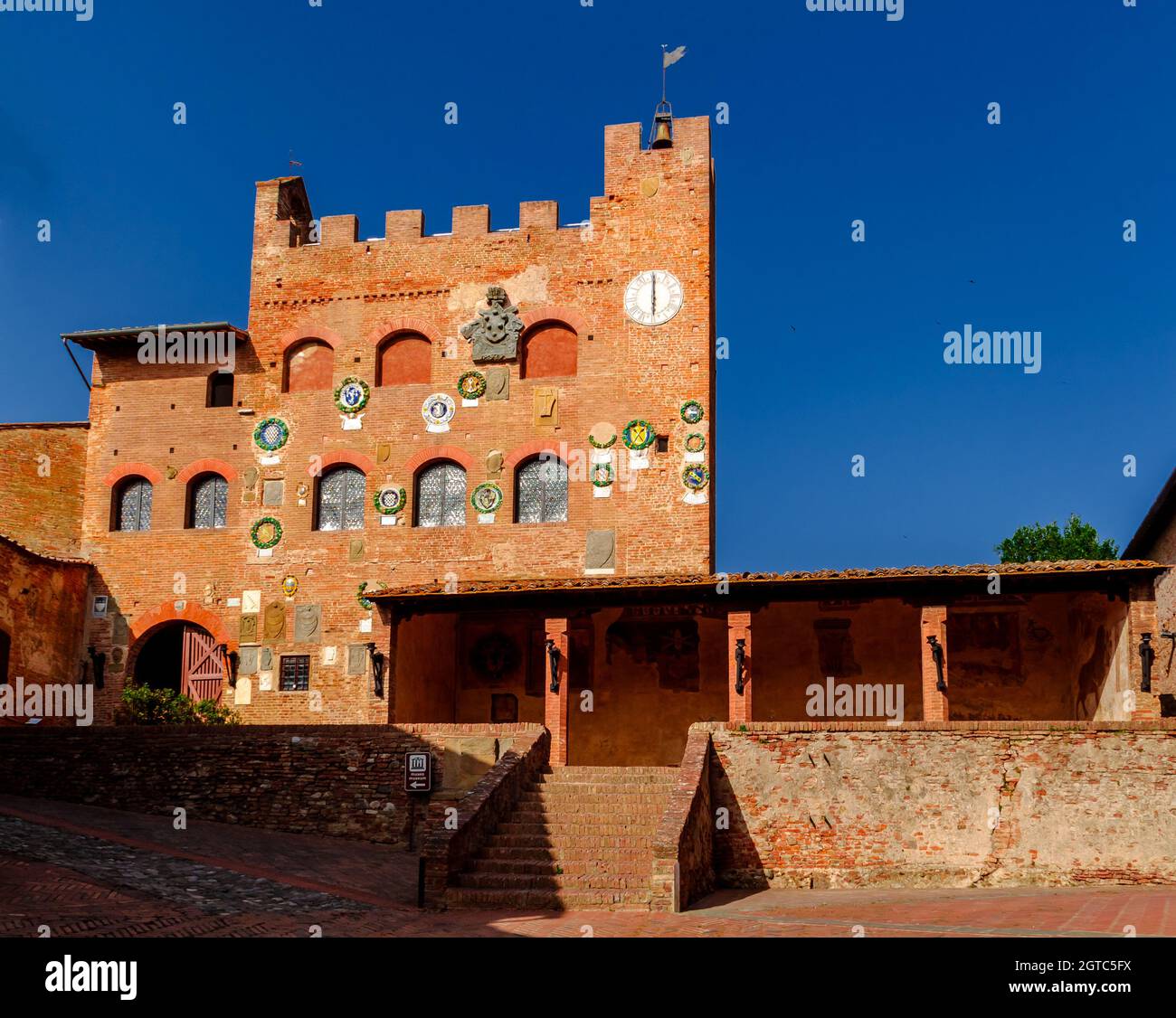 Certaldo, Toskana, Italien - 23. Juni 2016: Der Palazzo Pretorio in der italienischen Stadt Certaldo Alto in der Abenddämmerung. Stockfoto