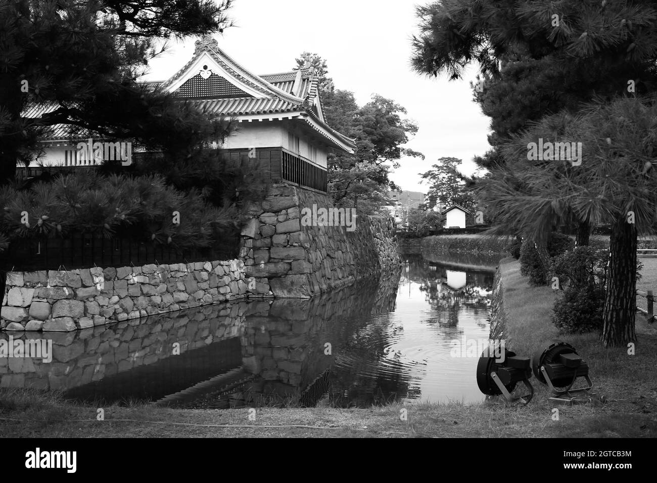 Mtsumoto, Japan, 2021-12-09 , Schloss Mtsumoto an einem frühen bewölkten Morgen. Stockfoto