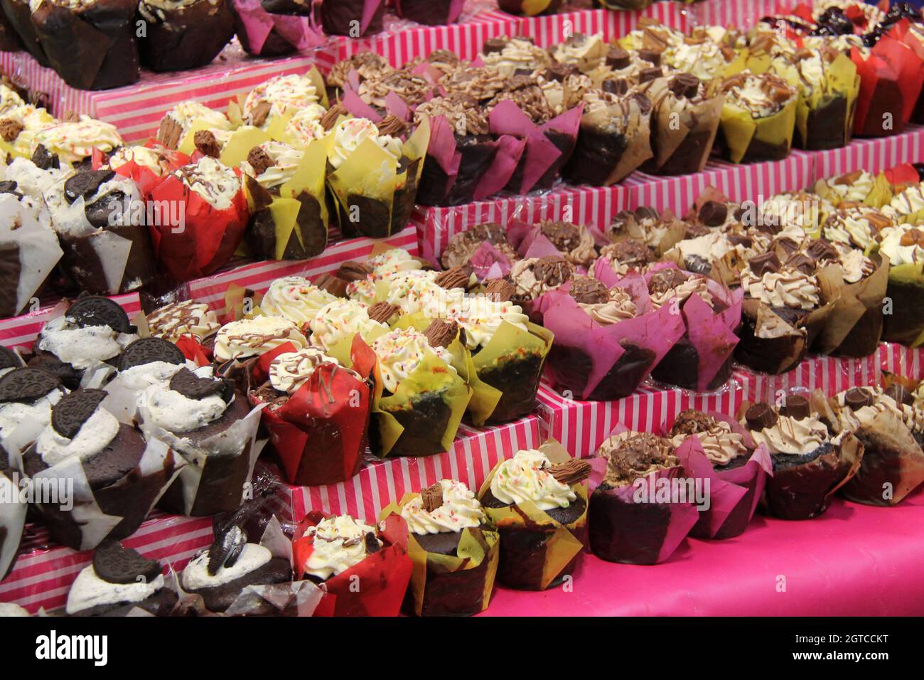 Ein Display mit frisch zubereiteten, dekorierten Cup Cakes. Stockfoto