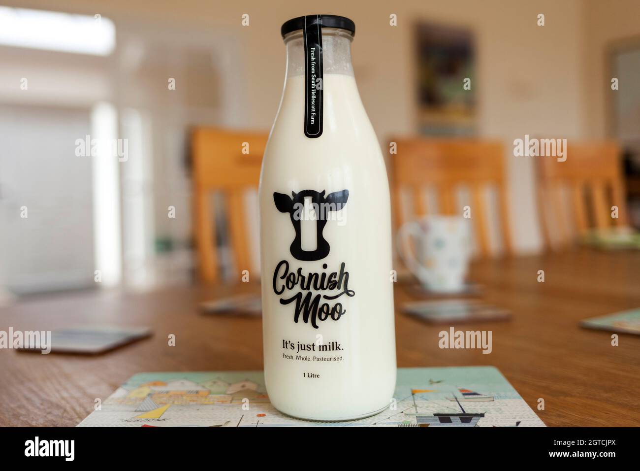Cornish Moo Milk. Lokal aus nachhaltiger Landwirtschaft hergestellt und auf der South Hellescott Farm, North Petherwin, Launceston, Cornwall, Großbritannien, verkauft Stockfoto