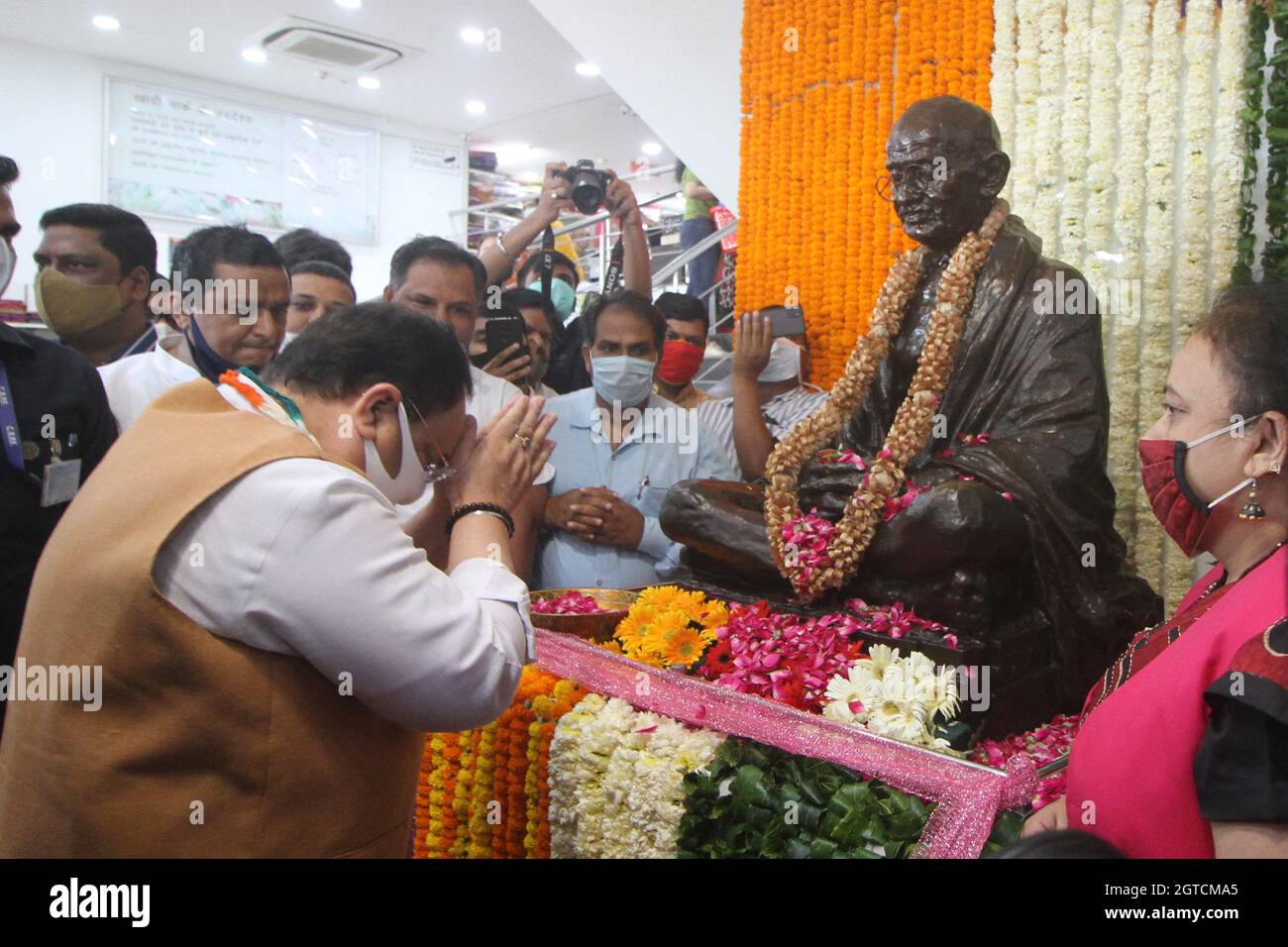 Indien. Oktober 2021. BJP National President Jagat Prakash 'JP' Nadda zahlt florale Hommage an Vater der Nation Mahatma GandhiâÂ € Â™s Statue in einem Khadi-Shop am Cannaught Place in Neu-Delhi, Indien am Samstag, den 02. Oktober 2021. Foto von Anshuman Akash/ABACAPRESS.COM Quelle: Abaca Press/Alamy Live News Stockfoto