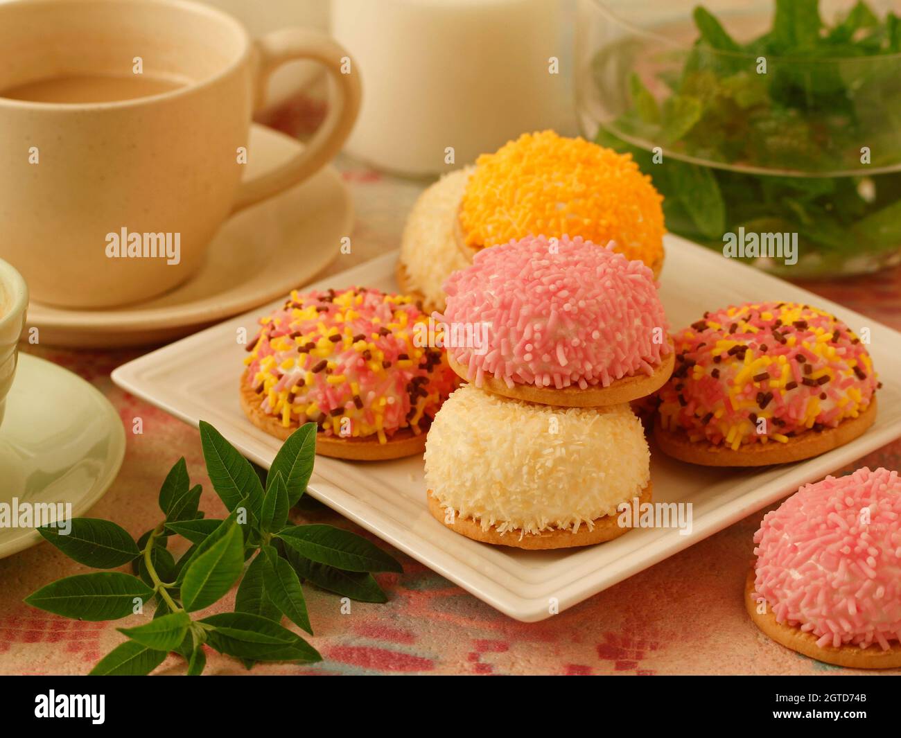 Rumänisches Gebäck. Süße Kekse in verschiedenen Farben. Stockfoto