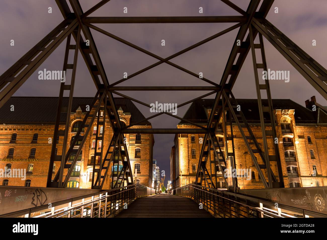 Titel: Blick von der Kibbelstegbrücke in die Speicherstadt bei Nacht Stockfoto