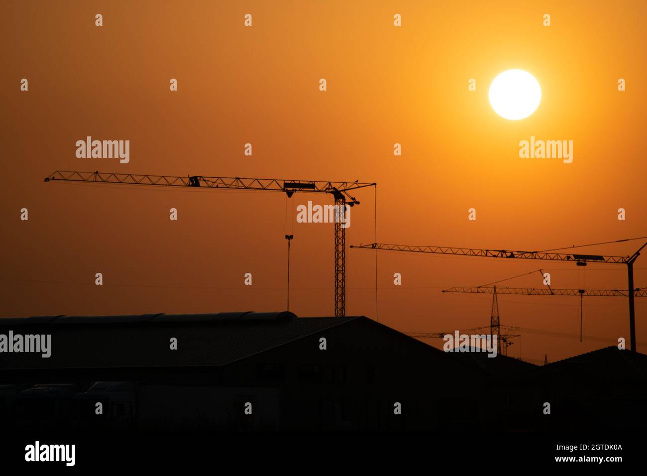 Niedrigen Winkel Blick auf Silhouette Kran gegen Himmel bei Sonnenuntergang Stockfoto