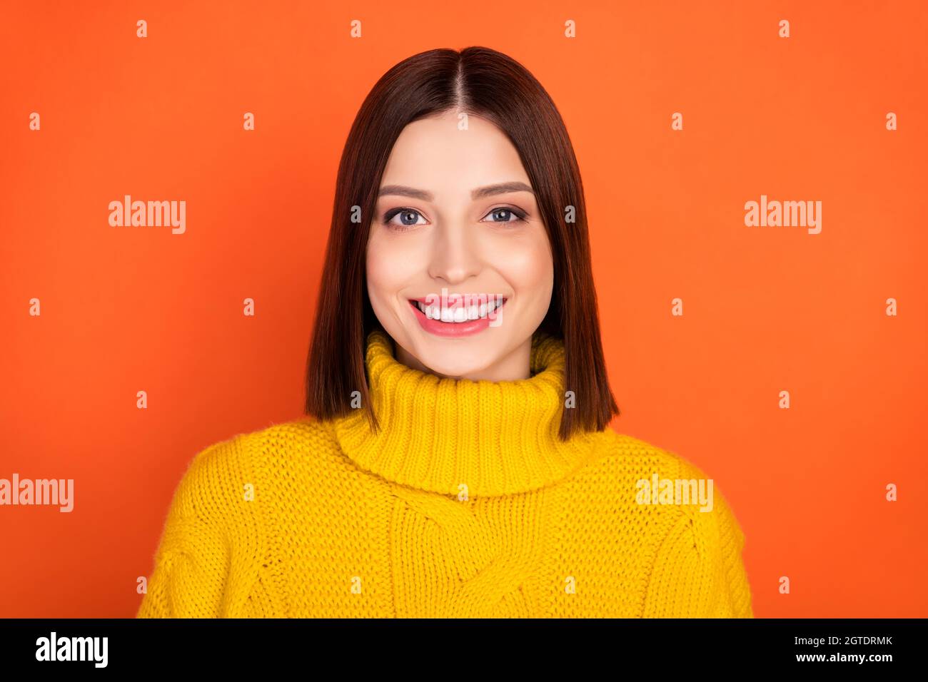 Foto von jungen fröhlichen Frau glücklich positive Lächeln Toohy Klinik Keramik isoliert über orange Farbe Hintergrund Stockfoto