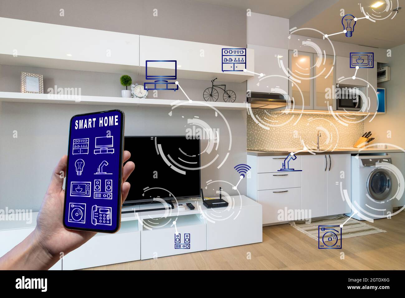 Smart Home und Augmented Reality Technologie Konzept, Hand halten Smartphone präsentiert die Smart-Home-Control-Bildschirm und Symbol über dem Luxury Living Stockfoto