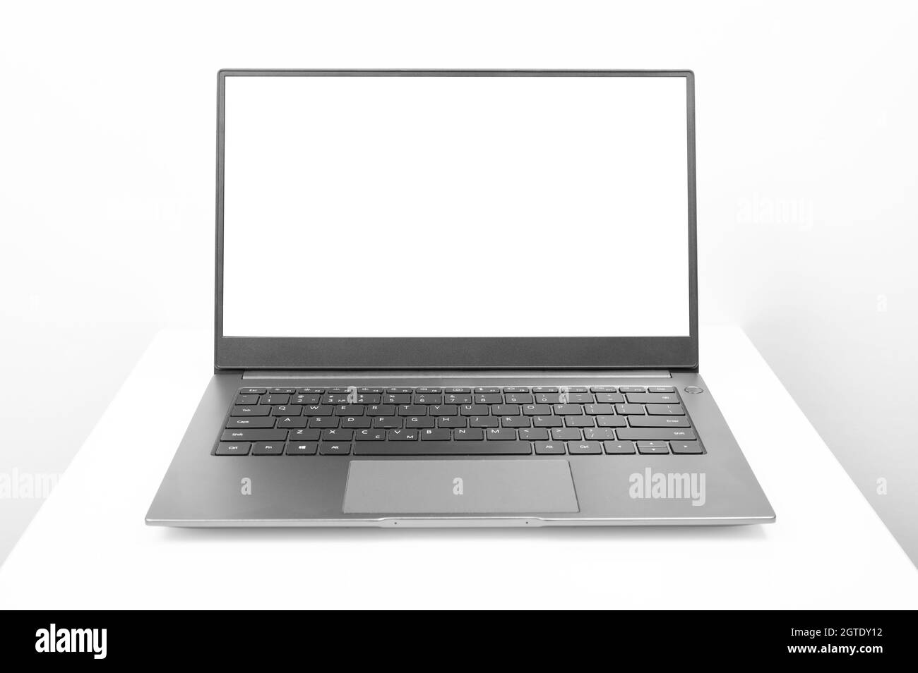 Mockup-Bild eines offenen Laptop-Computers mit weißem leeren Bildschirm. Moderner Laptop in Silber mit leerem Bildschirm auf weißem Hintergrund Stockfoto