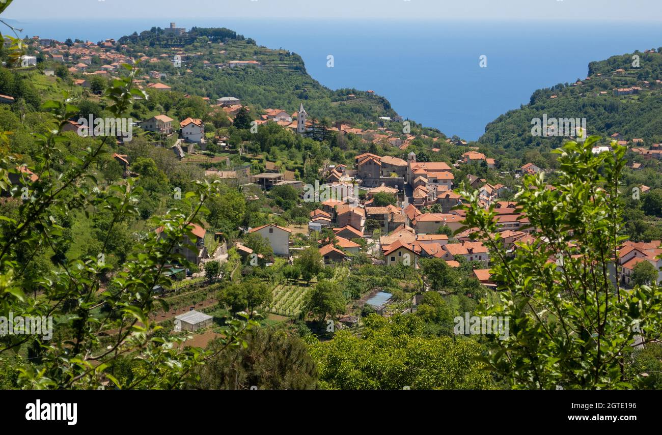 Blick auf die Hügel um San Lazzaro oberhalb von Amalfi, Salerno in der Region Kampanien, Italien Stockfoto