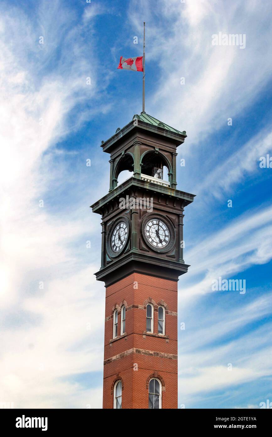 Uhrturm der Number 8 Hose Station, einem historischen Gebäude in der College Street in Toronto, Kanada Stockfoto