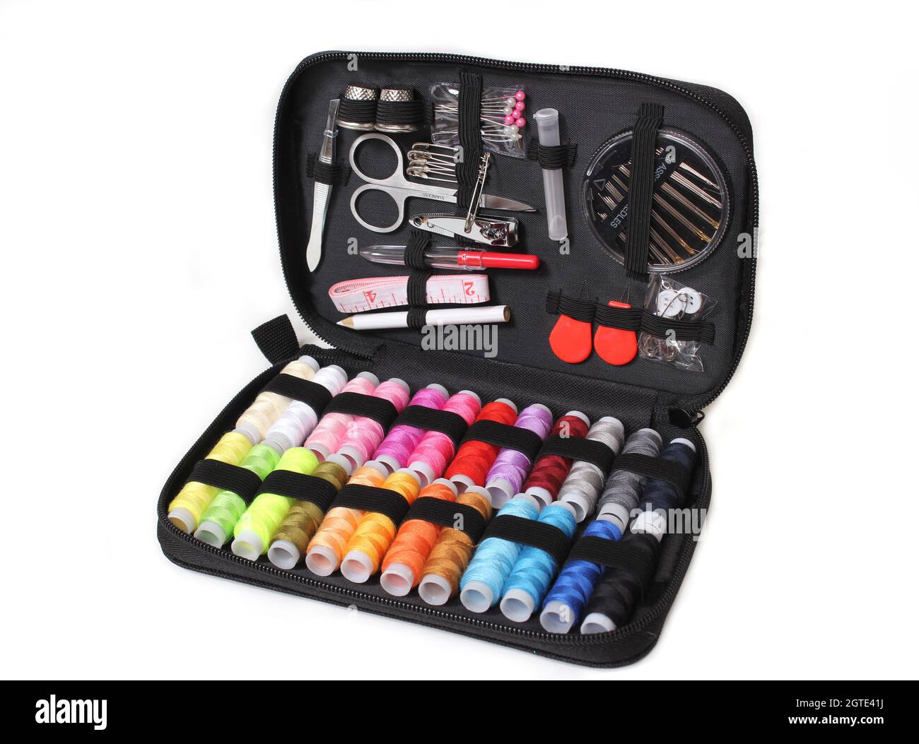 Travel Sewing Kit im Organizer auf weißem Hintergrund Stockfoto