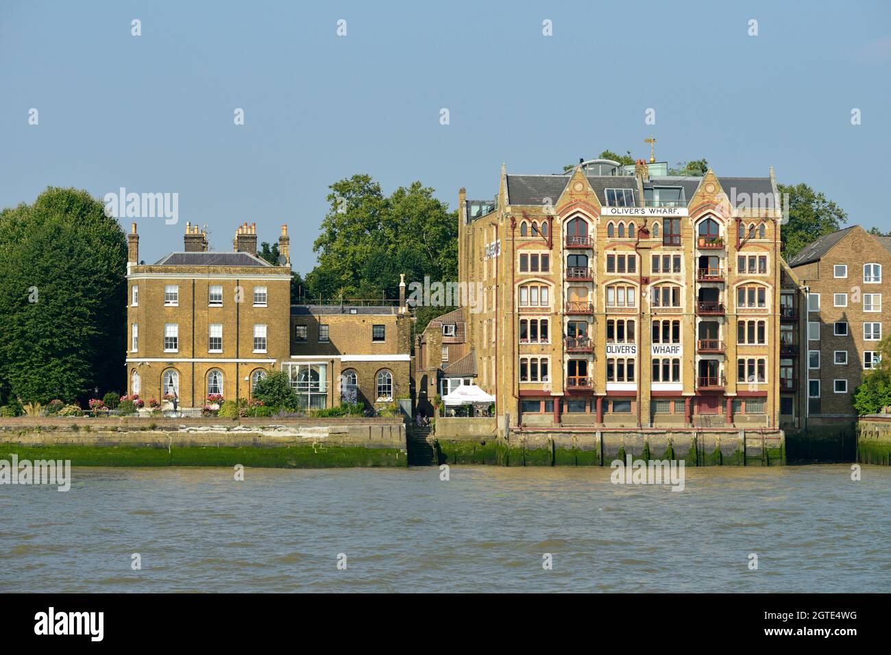 Oliver's Wharf und der Pub der Stadt Ramsgate am Flussufer, Wapping, London, Großbritannien Stockfoto