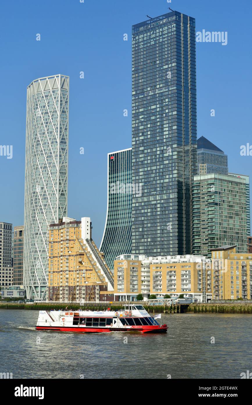 Bootstour auf der Themse, Neufundland, Landmark Pinnacle und One Bank Street, Canary Wharf, East London, Großbritannien Stockfoto
