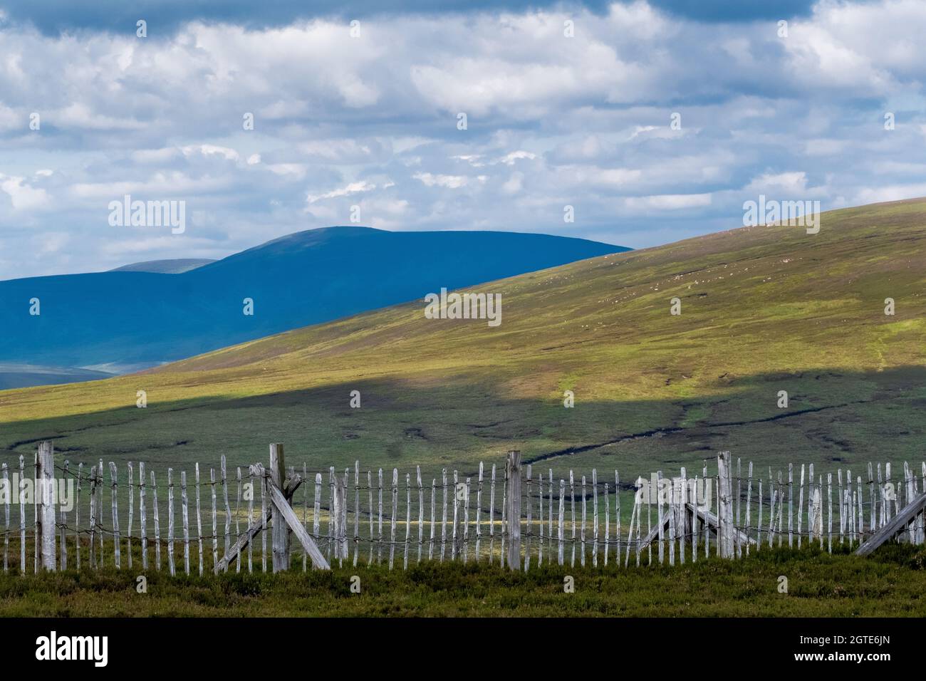 Ein marode Zaun am Cairn O' Mounth, dem Gipfel eines Bergpasses in Aberdeenshire Stockfoto