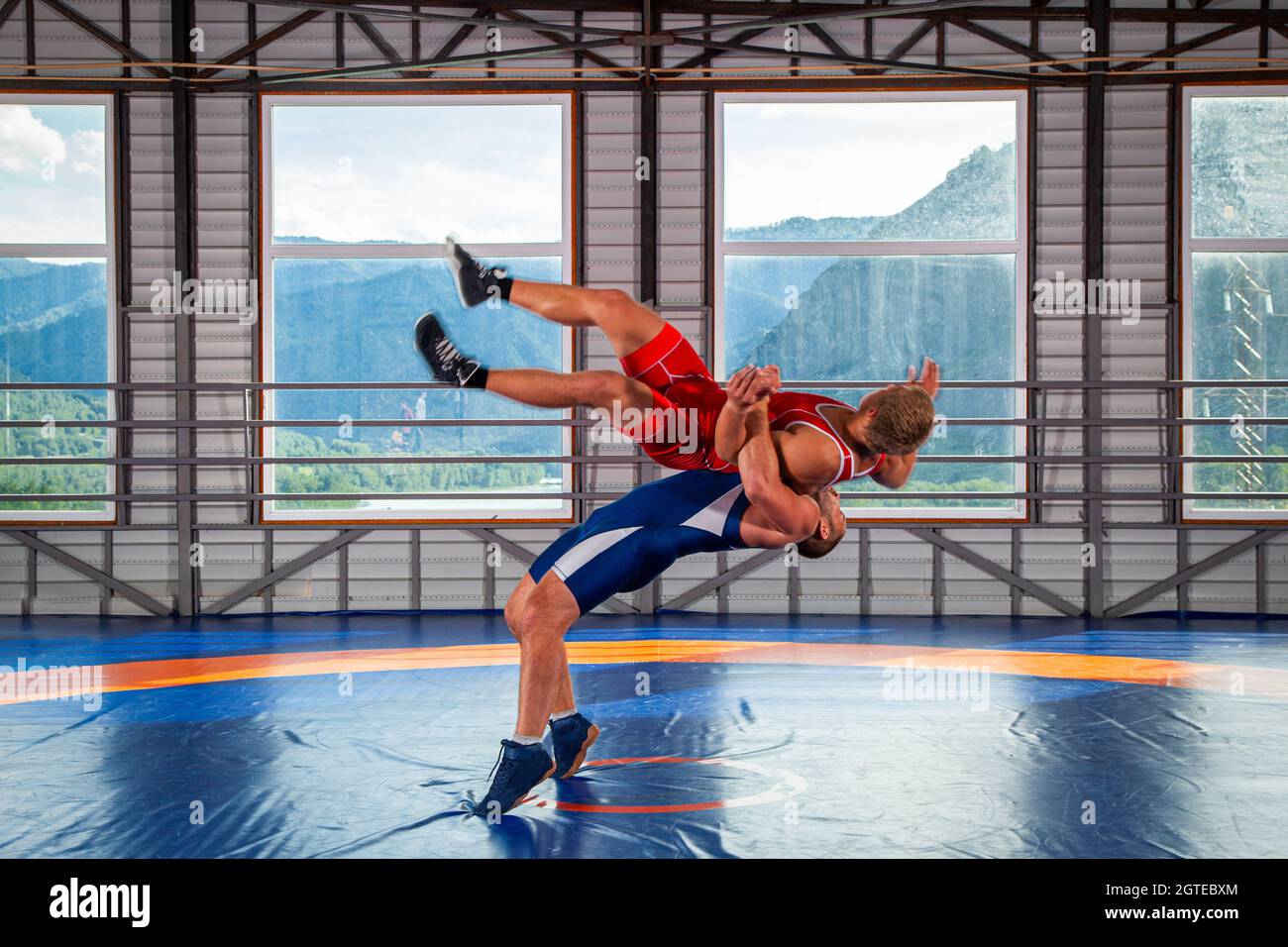 Greco-roman Wrestling Training, Grappling. Zwei griechisch-römische Ringer  in roter und blauer Uniform Stockfotografie - Alamy