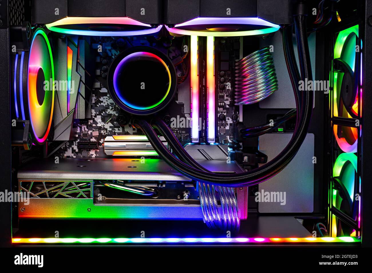 Innenansicht des schwarzen High-End-Gaming-pcs mit farbenfroh beleuchtetem, strahlendem Regenbogen-RGB-LED. Hintergrund des Computer-Power-Hardware- und Technologiekonzepts Stockfoto