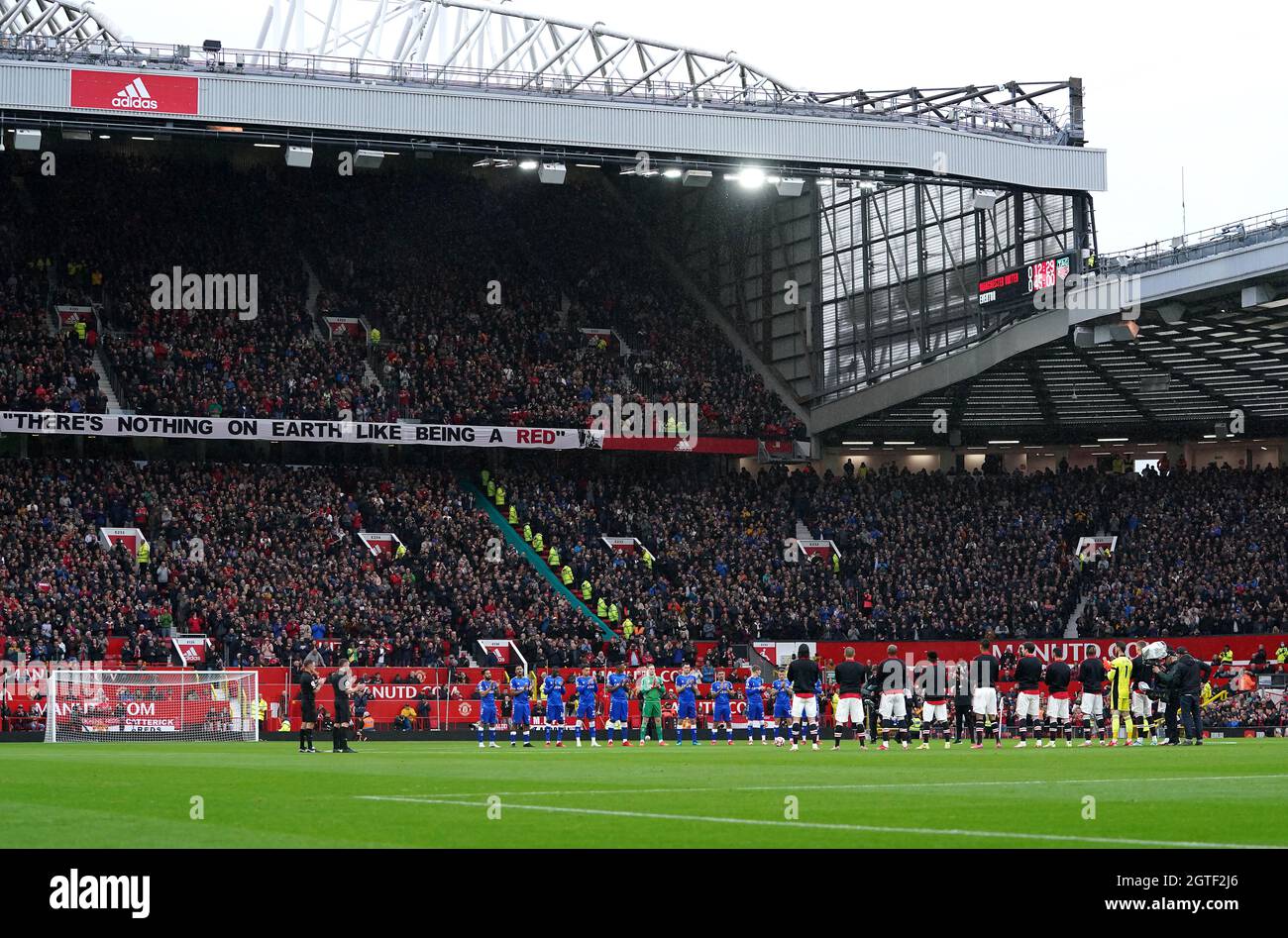 Manchester United und Everton Spieler während einer Minute Applaus für den ehemaligen England Spieler Roger Hunt vor dem Start während des Premier League Spiels in Old Trafford, Manchester. Bilddatum: Samstag, 2. Oktober 2021. Stockfoto
